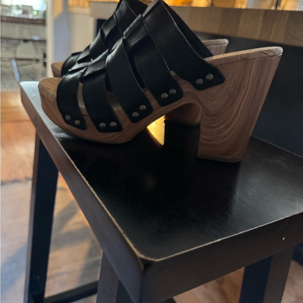 KORK-EASE Women's Black Leather Heeled Sandals - Picture 6 of 9